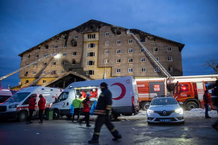 <p>Sömestr tatili nedeniyle ailelerin bulunduğu otelde, dehşeti yaşayan bazı vatandaşlar feci yangından kurtulurken, bazıları ateş çemberinin içerisinde sıkıştı. </p>
