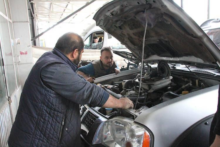 <p>Uzmanlar, otomotivde usta yetişmemesinin nedenlerinden biri olarak EYT'yi gösteriyor. RS Otomotiv Grubu Yönetim Kurulu Başkanı Ünal Ünaldı, <strong><em>"Çalışma koşulları ağır, ücretler istenilen seviyelerde değil, teknik bir iş olduğu için eğitimi zaman alıyor. Bu üç etken bir araya geldiğinde sektördeki kalifiye eleman sayısı azalıyor. Üzerine bir de EYT gelince ciddi sayıda teknisyeni kaybettik. Şu anda yılda 60 kişiyi yetiştirmek üzere işe alıp eğitimler veriyorsak 120 kişi emekli oluyor. Buradaki açık sektörün 5 sene sonra daha büyük sıkıntılarla karşılaşacağını ortaya koyuyor"</em></strong> dedi. </p>