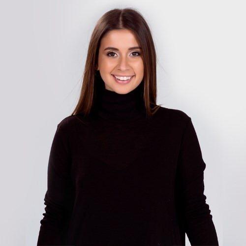<p><span style="color:#B22222"><strong>BUSE TERİM</strong></span></p>

<p>Buse Terim, her iki çocuğunu da Amerika’da dünyaya getirdi. 2016 yılında doğan kızı Nil ve 2018 yılında dünyaya gelen Naz, ABD vatandaşı olarak doğdu. Terim, her iki doğum için de Miami’yi tercih etti.</p>
