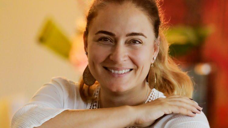 <p><span style="color:#B22222"><strong>CEYDA DÜVENCİ</strong></span></p>

<p>Ünlü oyuncu Ceyda Düvenci, oğlu Okan Ali’yi 2017 yılında Amerika’da dünyaya getirdi. Eşi Bülent Şakrak ile birlikte bu kararı alan Düvenci, Amerika’daki sağlık hizmetlerinden memnuniyetini dile getirdi.</p>
