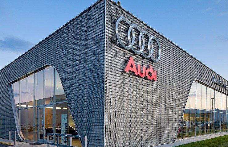 <p><span style="color:#B22222"><strong>Audi</strong></span></p>
<p>Volkswagen'in Meksika'nın San Jose Chiapa kentindeki Audi fabrikası, 5 binden biraz fazla kişiyi istihdam ederek Q5 modellerini üretiyor. Web sitesinde, 2023'te yaklaşık 176 bin otomobil ürettiği bilgisi yer alıyor. Meksika Otomotiv Üreticileri Derneği'ne göre, şirket 2024'ün ilk yarısında ABD'ye yaklaşık 40 bin otomobil ihraç etti.</p>