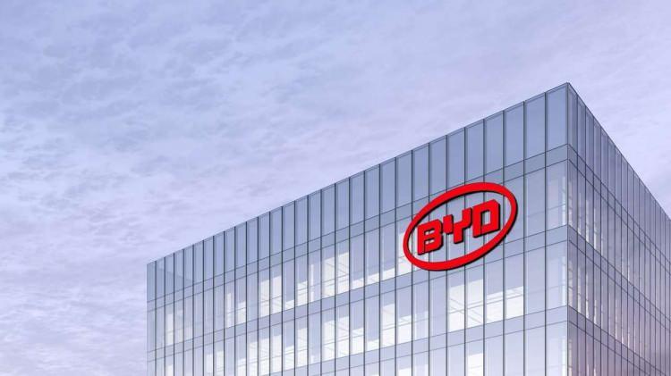 <p><span style="color:#B22222"><strong>BYD</strong></span></p>
<p>Çinli elektrikli araç üreticisi BYD, Meksika'da bir fabrika kurmak için yer arıyordu ancak şirket fabrikanın iç pazara hizmet vereceğini ve ABD'de satılacak arabalar üretmeyeceğini taahhüt etmişti.</p>