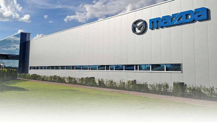 <p><span style="color:#B22222"><strong>Mazda</strong></span></p>
<p>Mazda, 2024'te Meksika'da yaklaşık 209 bin araç ürettiğini ve bunların yaklaşık yüzde 60'ını ABD'ye ihraç ettiğini söyledi. Mazda Yönetim Kurulu Başkanı Masahiro Moro, Kasım ayında tarife sorununun "şirketler tarafından çözülebilecek bir sorun olmadığını" söylemişti.</p>