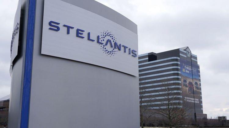 <p><span style="color:#B22222"><strong>Stellantis</strong></span></p>

<p>Stellantis, Meksika'da iki montaj tesisi işletiyor: Ram kamyonet ve minibüsleri üreten Saltillo ve orta boy Jeep Compass SUV için Toluca. Fransız-İtalyan grubu ayrıca Kanada, Ontario'da iki montaj tesisine sahip: Chrysler modellerini ürettiği Windsor ve şu anda yeniden yapılanma aşamasında olan ve 2025'te yeni bir Jeep modeliyle üretime devam etmesi planlanan Brampton.</p>
