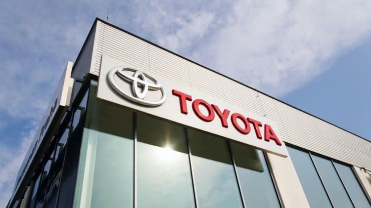 <p><span style="color:#B22222"><strong>Toyota</strong></span></p>
<p>Toyota, Tacoma modelini Meksika'daki iki tesiste üretiyor. 2023'te ABD'de 230 binden fazla sattı ve bu da o pazardaki toplam satışlarının yaklaşık yüzde 10'unu oluşturuyor. Toyota, Tacoma'yı ABD'de üretiyordu ancak artık hepsini Meksika'dan gönderiyor ve bu da tesislerdeki üretimin çoğunu oluşturuyor.</p>