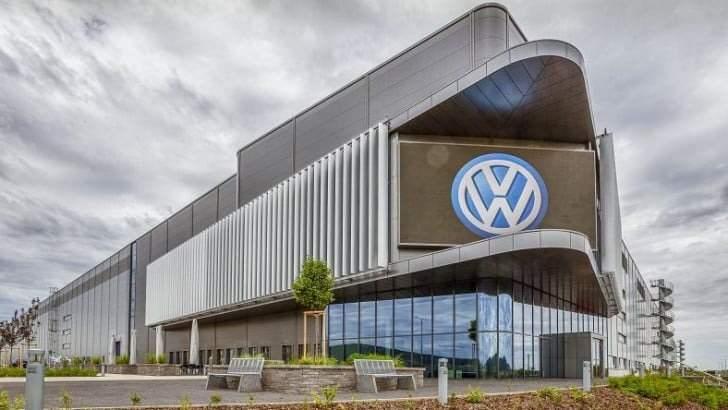 <p><span style="color:#B22222"><strong>Volkswagen</strong></span></p>
<p>Volkswagen'in Puebla'daki fabrikası, otomobil üreticisinin web sitesine göre Meksika'daki en büyük otomobil fabrikası ve VW Grubu'nun en büyüklerinden biri. 2023'te Jetta, Tiguan ve Taos dahil olmak üzere yaklaşık 350 bin otomobil üretildi ve bunların hepsi ABD'ye ihraç edildi.</p>
