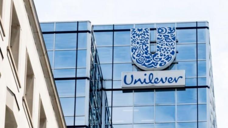 <p><span style="color:#B22222"><strong>AMBALAJLI ÜRÜNLER</strong></span></p>

<p>Procter and Gamble ve Unilever</p>

<p>Procter & Gamble ve Unilever, Meksika'dan yapılan ithalatlarda tarifelere maruz kalan büyük ambalajlı ürün şirketleri arasında yer alıyor.</p>

<p>İthalat veri sağlayıcısı ImportYeti'ye göre, P&G'nin Eylül sonuna kadar olan üç aylık sevkiyatlarının yaklaşık yüzde 10'u Meksika'dan geldi. Veriler, Unilever'in ABD'ye yaptığı deniz ithalatının yaklaşık yüzde 2'sinin Meksika'dan geldiğini gösteriyor.</p>

<p>Pepsico ve Lay's cipsleri gibi her iki şirket ve diğer büyük tüketici grupları, Meksika tedarik zincirlerine toplu olarak yüzlerce milyon dolar yatırım yaptı.</p>

