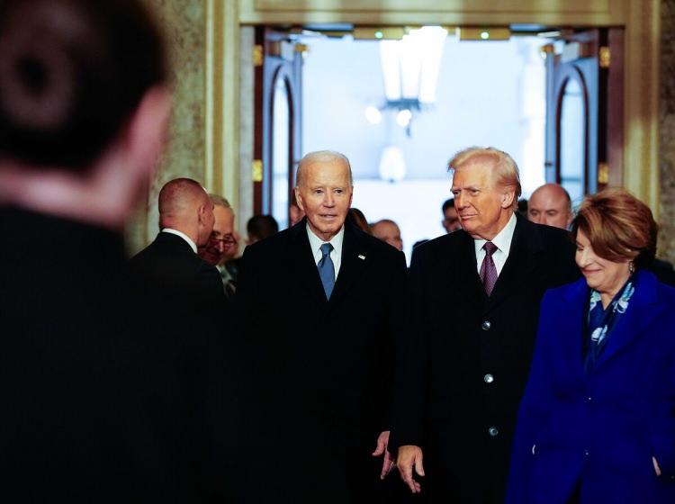 <p>Tarifeler</p>
<p>Trump Kanada ve Meksika’ya Şubat ayından itibaren gümrük vergisi uygulanacağını açıkladı. Çin’e henüz tarife açıklamayan Trump, Pekin yönetiminin bir önceki Trump döneminde imzalanan anlaşmaya uyup uymadığının araştırılmasını istedi. Trump’ın küresel tarife açıklaması sonrası sert gerileyen dolar, Kanada ve Meksika tarifeleriyle toparlandı.</p>