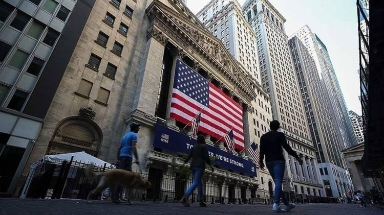 <p>Enflasyonla mücadele</p>

<p>Trump, konut maliyeti ve arzı, sağlık harcamalarının düşürülmesi ve enerji fiyatlarını artıran iklim politikalarının ortadan kaldırılması da dahil olmak üzere “acil fiyat düzenlemeleri” için departmanlara ve kurumlara talimat verdi.</p>
