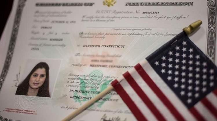 <p>Vatandaşlık</p>
<p>Trump, ülkede yasal olarak bulunmayanların yanı sıra turistler, öğrenciler ve çalışma vizesi alanlar gibi ülkede yasal olarak ancak geçici olarak bulunanların çocuklarına doğuştan otomatik vatandaşlık verilmesini sona erdirmeyi amaçlayan bir kararname imzaladı.</p>