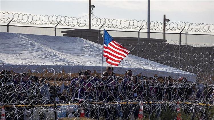 <p>Sınır dışı kararları</p>
<p>Trump konuşmasında hükümetin “milyonlarca ve milyonlarca suçlu yabancıyı geldikleri yerlere geri gönderme sürecine başlayacağını” söyledi. Trump'ın Göçmenlik ve Gümrük Muhafaza ile Gümrük ve Sınır Koruma memurlarına sınır dışı işlemlerini gerçekleştirmeleri için yeni yetkiler vermesi bekleniyor.</p>