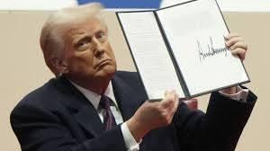 <p>SAĞLIK</p>
<p>Aşı karşıtlarının görevlerine iadesi</p>
<p>Trump, daha önce de söz verdiği gibi, Kovid-19 aşısı olmayı reddettiği için ordudan ihraç edilen tüm görevlileri tam geri ödeme ile görevlerine iade edeceğini söyledi.</p>