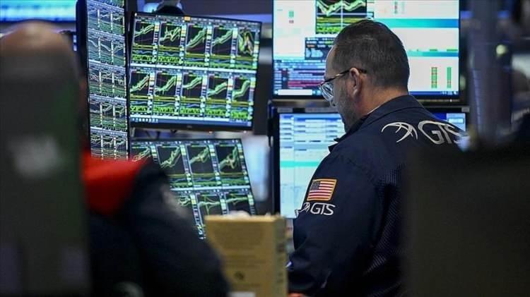 <p>İstihdam ve düzenlemelerin dondurulması</p>
<p>Yönetim, ordu ya da göçmenlik uygulaması ve ulusal güvenlikle ilgili olanlar dışında federal çalışanların işe alımı dondularacak. Beyaz Saray günün erken saatlerinde yaptığı açıklamada “federal işgücünün içine gömülmüş işe yaramaz ve fazla maaş alan çoğulculuk aktivistlerinin saldırısına son vermeyi” amaçladığını söyledi.</p>
<p>Trump ayrıca tüm kurumlara, yeni gelen yönetim tarafından gözden geçirilene kadar herhangi bir yeni yönetmelik yayınlamayı veya yayınlamayı durdurmalarını veya bu incelemeyi “yürürlükteki yasalara uygun olarak Başkan tarafından atanan veya görevlendirilen başka bir kişiye” devretmelerini emretti.</p>