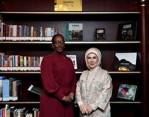 <p>Afrikalı kadınların el emeği ürünlerinin adil bir pazar anlayışıyla satışına öncülük etmek için hayata geçirdikleri derneğin serüvenini paylaştığını belirten Emine Erdoğan, "Aralarında Ruanda dokusunu da taşıyan birbirinden özel eserleri birlikte inceledik.</p>
