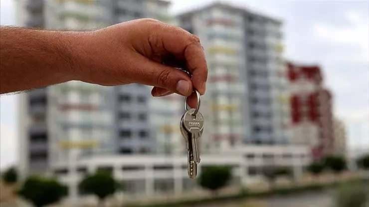<p>2023'te Antalya ilk sırada yer alırken 2024'te İstanbul yeniden zirveye oturdu.</p>

<p> </p>

<p>İşte 2024'te yabancıya en fazla konut satışı yapılan 10 il...</p>
