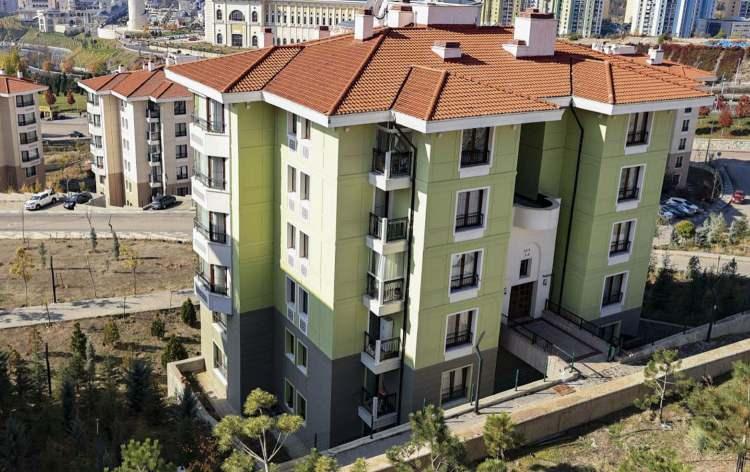 <p><strong>EN ÇOK KONUTU RUSLAR ALDI-</strong></p>

<p> </p>

<p>2024 yılında ülke uyruklarına göre en fazla konut satışı sırasıyla 4 bin 867 ile Rusya, 2 bin 166 ile İran ve bin 631 ile Ukrayna vatandaşlarına yapıldı.</p>

<p>Aralık ayında ise sırasıyla 438 ile Rusya, 239 ile İran ve 181 ile Ukrayna vatandaşlarına yapıldı.</p>

<p> </p>
