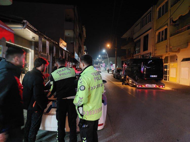 <p>Akyazı ilçesi Yağcılar Caddesi üzerinde devriye yapan trafik polisleri park halindeki panelvan tipi araç üzerinde megafonlu çakar tertibatı olduğunu tespit etti.</p>

<p>​</p>
