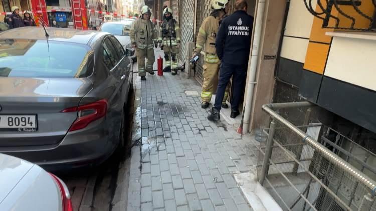 <p>Bina girişinde doğal gaz kutusu olduğu göz önüne alınarak doğal gaz sızıntısından şüphelenenler, 112 Acil Çağrı Merkezi'ni arayarak bilgi verdi. </p>
