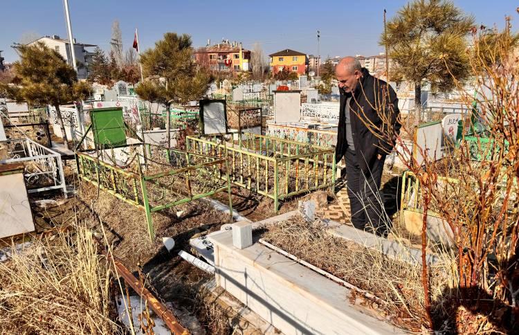 <p>Bölgeye gelen polis ekipleri, saldırıyla ilgili tutanak tutup şüphelilerin yakalanması için, belediye ekipleri de mezar taşlarını onarmak için çalışma başlattı. </p>
