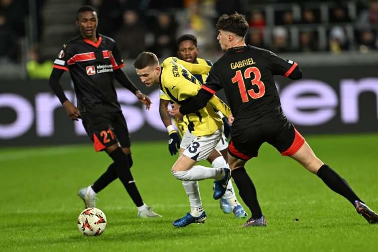 <p>Fenerbahçe deplasmanda Midtjylland'la 2-2 berabere kalarak son 16 play-off turuna yükseldi.</p>
