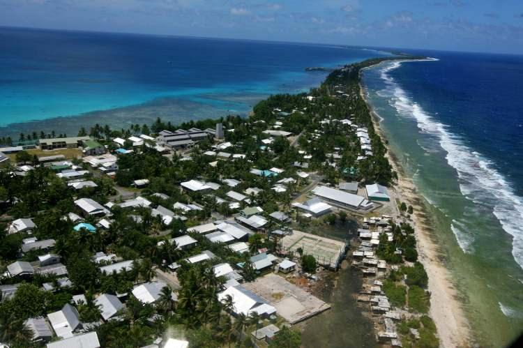 <p><span style="color:inherit">Eskiden Ellice Adaları olarak bilinen Tuvalu, Pasifik Okyanusu'nda, Hawaii ile Avustralya arasında yer almaktadır.</span></p>

<p>Sadece 11.000 kişilik son derece d&uuml;ş&uuml;k bir n&uuml;fus, &ouml;nde gelen Batı &uuml;lkelerine kıyasla altyapının yetersiz olduğu anlamına geliyor.</p>

<p>&nbsp;</p>

<p>Tuvalu'da doğal kaynaklar da d&uuml;ş&uuml;k olduğundan, olası bir &Uuml;&ccedil;&uuml;nc&uuml; D&uuml;nya Savaşı durumunda istenmeyen bir hedef olarak g&ouml;r&uuml;necektir.</p>
