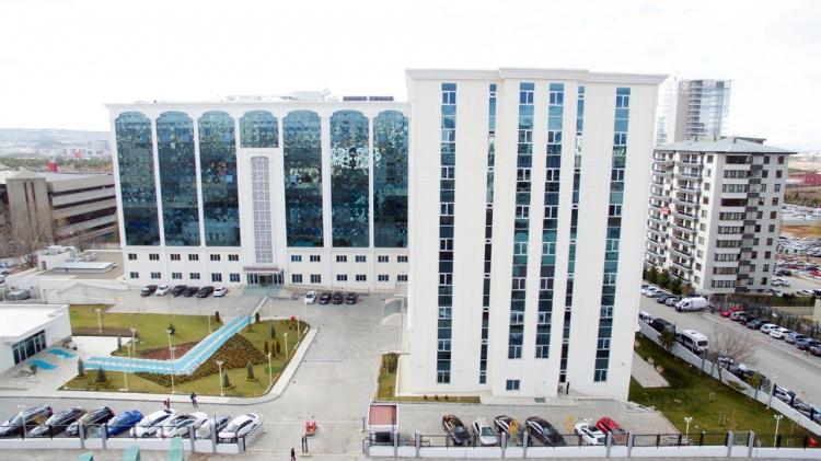 <p>3. ÖSYM tarafından 2023 veya 2024 yılında yapılan Kamu Personel Seçme Sınavından (KPSS), başvuru yapılacak bölüm için tabloda belirtilen ilgili KPSS puan türlerinden en az 70 (yetmiş) puan almak.</p>
<p>4. AB’nin resmi dillerinden en az birinden YDS’den en az (C) düzeyinde puan almak veya buna denk kabul edilen ve uluslararası geçerliliği bulunan bir belgeye sahip olmak.</p>
<p>5. 01 Ocak 2025 tarihi itibariyle 35 (otuz beş) yaşını doldurmamış olmak (01 Ocak 1990 tarihinde veya bu tarihten sonra doğmuş olmak).</p>