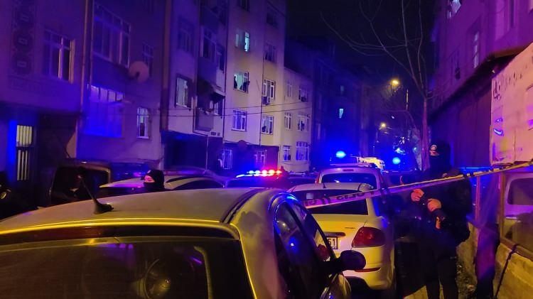 <p>İddiaya göre; baba altın saydığı sırada eksik çıkınca ikili arasında tartışma çıktı ve tartışma biranda katliama döndü.</p>