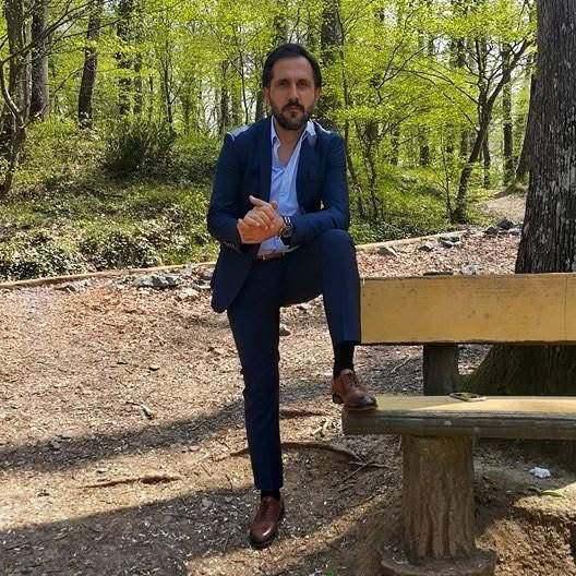 <p>4 kişinin cansız bedeni olay yerindeki incelemelerin ardından cenaze aracı ile Adli Tıp Kurumu morguna kaldırıldı.</p>
<p> </p>
