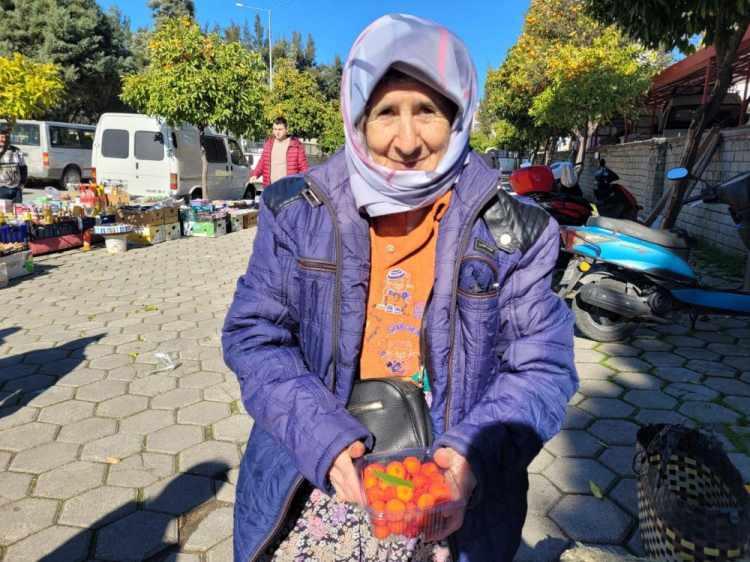 <p>Mimar Sinan Mahallesi'nde Pazar günü kurulan Efekent Pazarı'nda tezgah açan Semiha Şahin, yer elması, bal kabağı, asma yaprağı, nergis ve dağ çileği satışı yapıyor. </p>