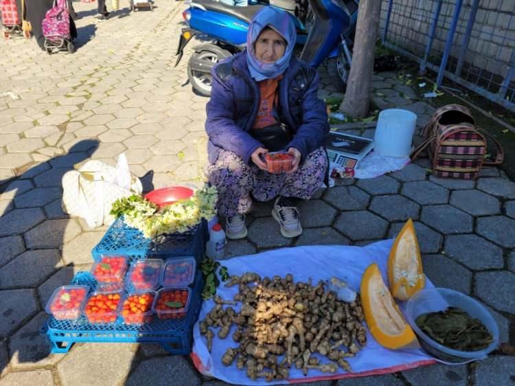 <p><em><strong>Bu çileği sevenler gördüğü gibi hemen alıyor. Pazarlara gidip böyle ürün satarak geçimimizi sağlamaya çalışıyoruz”</strong></em> diye konuştu.</p>