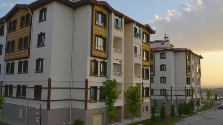 <p>Anayasa’daki ‘konut hakkının’ vurgulandığı genelgede, ‘Devlet, şehirlerin özelliklerini ve çevre kartlarını gözeten bir planlama çerçevesinde, konut ihtiyacını karşılayacak tedbirleri alır, ayrıca toplu konut teşebbüslerini destekler’ hükmü hatırlatıldı.  </p>
