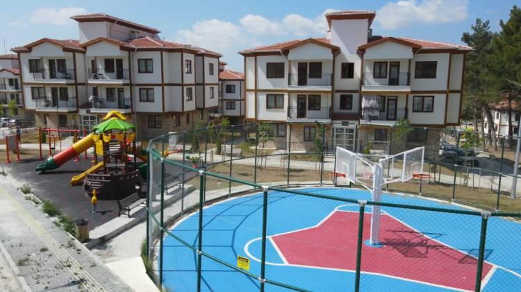 <p>Çevre, Şehircilik ve İklim Değişikliği Bakanlığı koordinasyonunda TOKİ tarafından Türkiye genelinde konut sahibi olmayan vatandaşların barınma ihtiyaçlarının karşılanması amacıyla sosyal konut uygulamalarının hayata geçirileceği belirtildi. </p>
<p> </p>