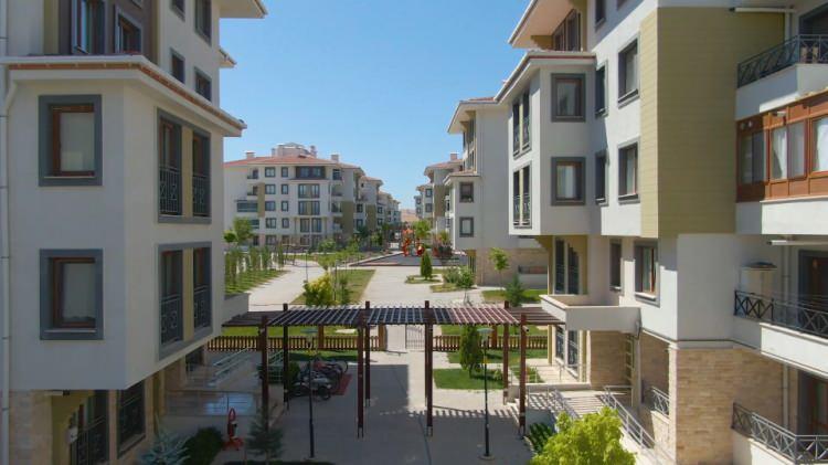 <p>Kent merkezi ve ilçe merkezlerinde, nüfusu 10 bin ve daha az olan ilçeler için en az 100 konut, nüfusu 10 binden fazla olan ilçeler için ise en az 500 konut yapımının planlandığı vurgulandı. </p>
