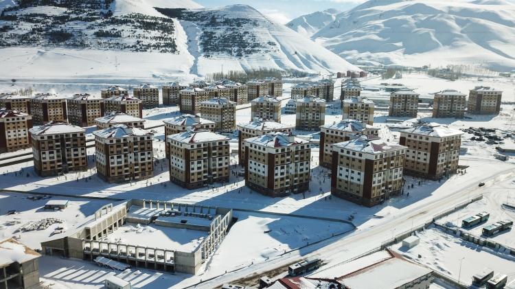 <p>Valilere yeterli büyüklükte, öncelikle Hazine ya da belediye mülkiyetinde bulunan taşınmazların belirlenmesi yönünde talimat verildi.</p>

<p> </p>
