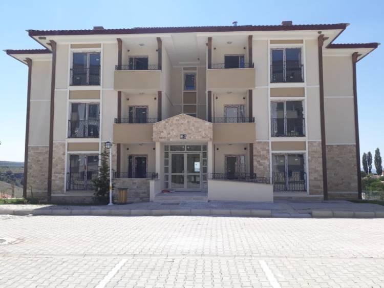 <p>Çevre, Şehircilik ve İklim Değişikliği Bakanlığı, TOKİ eliyle bugüne kadar 1 milyon 481 bin sosyal konut ve 47 bin 905 sosyal donatıyı inşa etti.</p>
