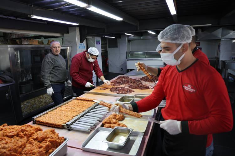 <p>Kebapçılardaki temizlenmeyen bacaların da zehirlenmeye yol açabileceğini vurgulayan  Aydın, <strong>"Eğer baca temizlenmezse kebap ocağı bacasının içinden akan yağ kalıntıları kebabın üstüne dökülür ve o da zehirlenmeye yol açar. Biz buradan para kazanıyorduk buraya da bakmamız lazım. Bütün kazancı almak olmaz."</strong> diye konuştu.</p>
