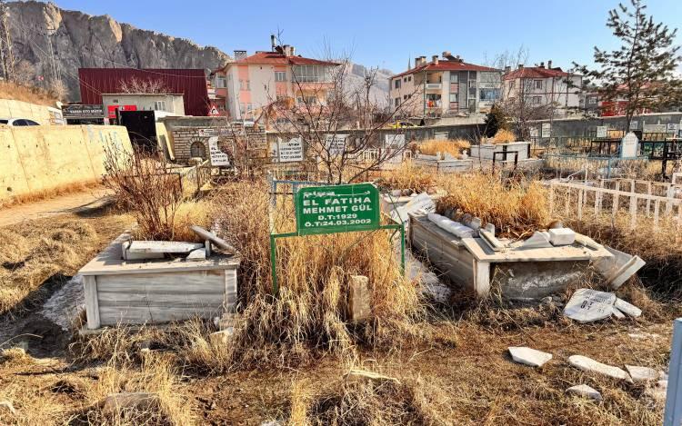 <p>Bugün (9 Ocak) sabah saatlerinde mezarlığa giden belediye ekipleri, zarar verilen mezarları görünce durumu polise bildirdi. </p>
