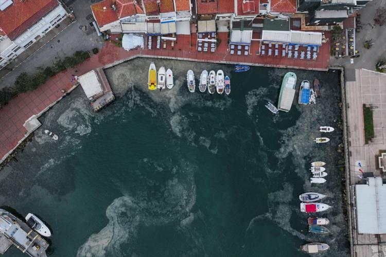 <p>Marmara Denizi'nde 2021'deki müsilaj oluşumunun evre evre meydana geldiğini, genç ve yaşlı müsilaj yapılarının birlikte deniz yüzeyinde görülebildiğini aktaran Gazioğlu, bu yıl ise genç ve çok fazla kalıcı olmadan sistemden yok olan bir müsilajla karşı karşıya olunduğu bilgisini verdi.</p>
<p> </p>
