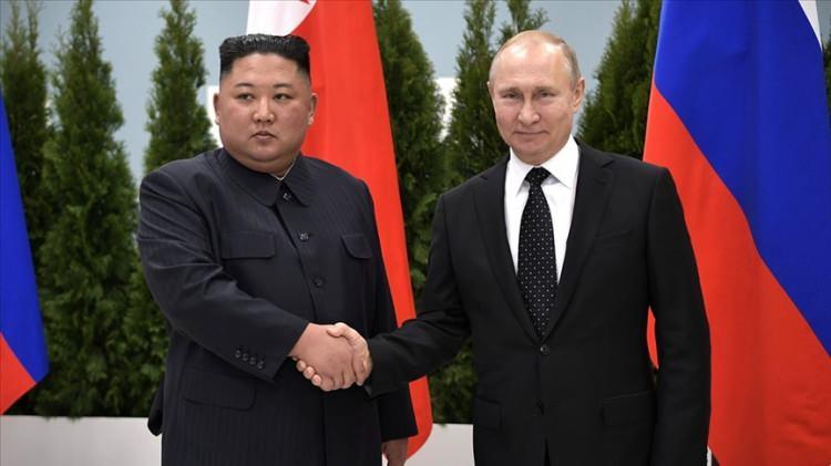 <p>NYT haberinde, Kuzey Kore lideri Kim Jong-un’un Rusya Devlet Başkanı Vladimir Putin’e askeri destek sunarak, karşılığında Rusya’dan füze programları ve diplomatik destek konusunda yardım almayı amaçladığını belirtti. </p>
