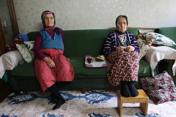<p>Eraydın, o dönemlerde bağ, bahçe ve tarla işleriyle ilgilenen Asiye Eraydın'ın, yaşı ilerledikçe belli başlı hastalıklarla mücadele etmek zorunda kaldığını ifade etti.</p>
<p>7 çocuk 47 torun sahibi olan <strong>"Çepni nine"</strong>nin 100 yaşını devirdiğini belirten Eraydın, <strong>"Artık günlerinin çoğunu evde geçiriyor. Eski günlerini anlatıyor. Hava güzel olunca da dışarıda kapıda oturuyor, gelenlerle sohbet ediyor." </strong>dedi.</p>
<p> </p>