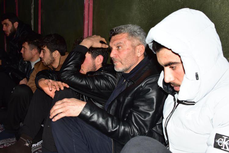 <p>Bunun üzerine balıkçıda çalışan Ali El Hüseyin (20) ve Abrurrahman Keji (17), üst kattaki dairelerde oturanların kapı zillerine basıp, o anda evlerinde olan birçok kişinin binayı tahliye etmesini sağladı. Bina, kısa süre sonra da çöktü.</p>
