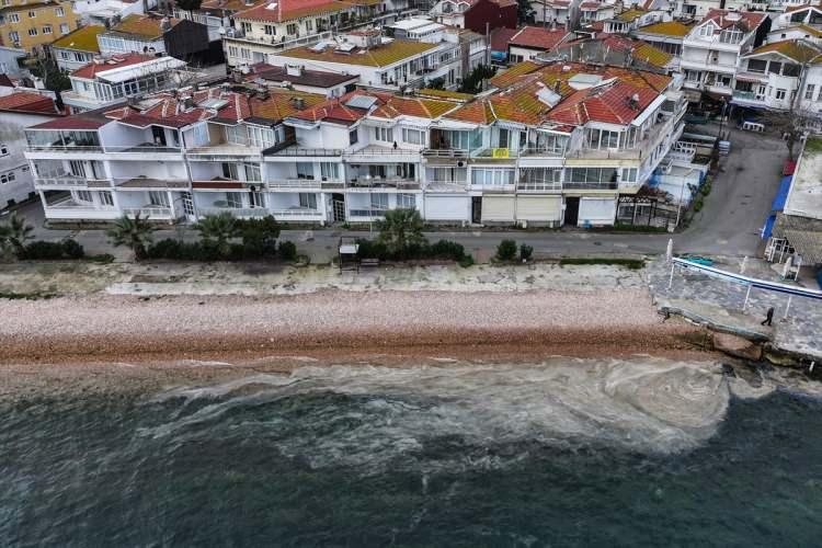 <p>"Deniz salyası" olarak da bilinen müsilaj, özellikle Kınalıada, Burgazada ve Heybeliada'da yoğunlaştı. Müsilaj, liman bölgelerinde ve teknelerin bağlı olduğu balıkçı barınaklarında yayılım gösteriyor.</p>
