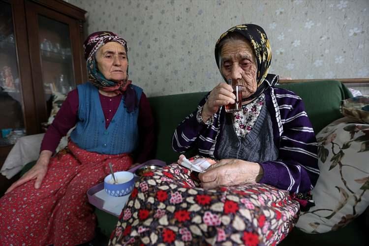 <p>Bu kapsamda da <strong>"Çepni nine"</strong>yi ziyarete geldiğini dile getiren Çelenk,<strong> "Asiye nine muhacirlik yıllarında doğdu. Kimlikte 1925 ama aslında 111 yaşında. İlçemizde en yaşlı annemiz. Dolayısıyla bugün gelip onun hayır duasını alalım istedik."</strong> dedi.</p>

<p>Çelenk, belediye başkanlığının sadece yol ve fiziki hizmet yapmak olmadığını belirterek, <strong>"Sosyal hizmet, sosyal belediyecilik, insanların gönüllerini ve dualarını almaktır. Biz bunun için yola çıktık ve bugüne kadar da bu çalışmaları yapıyoruz. Çepni anam da bize nasihatlerde bulunuyor, geçmiş günlerde yaşadıkları var. Türkiye'nin o yokluk dönemlerini yaşadı. Biz bu insanların hem duasını alacağız, hem tecrübelerinden yararlanacağız." </strong>diye konuştu.</p>
