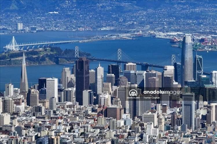 <p>Californiya eğer bağımsız bir ülke olsaydı, dünyanın beşinci büyük ekonomisi olurdu.</p>
<p>Piyasa değeri açısından dünyanın en büyük 10 şirketinden dördüne ev sahipliği yapıyor. Dünyanın en zengin 10 insanından dördü de bu eyalette yaşıyor.</p>