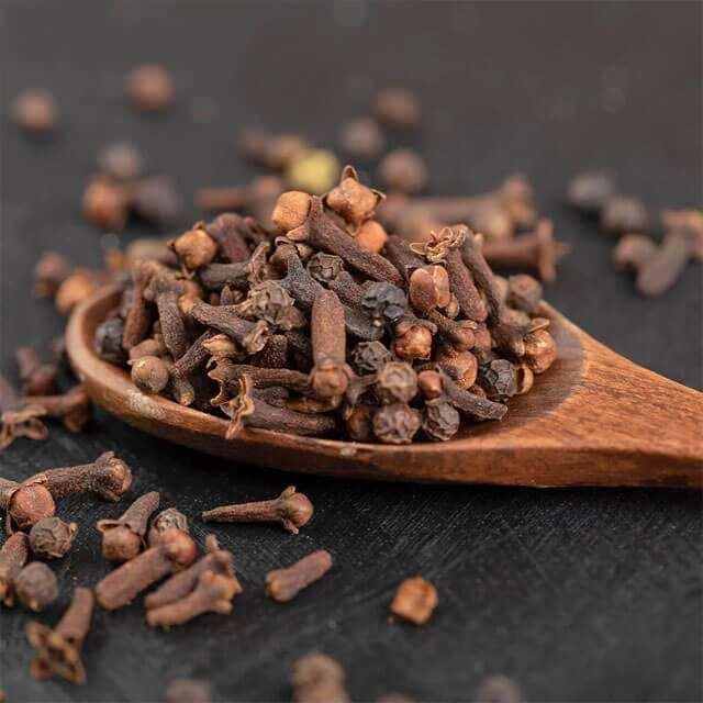 <p><span style="color:#B22222"><strong>5- Eklem Ağrılarını Azaltır</strong></span></p>

<p><strong> </strong></p>

<p>Karanfil, <strong>manganez</strong> ve <strong>flavonoidler</strong> açısından zengin bir baharat olduğu için <strong>kemik dokusunu korur</strong> ve <strong>kemik yoğunluğunu koruyarak eklem ağrılarını hafifletebilir</strong>. Aç karnına karanfil çiğnemek, özellikle yaşlı kişilerde <strong>kas kaybının yavaşlamasını sağlayarak</strong>, eklem sağlığını güçlü tutar.</p>
