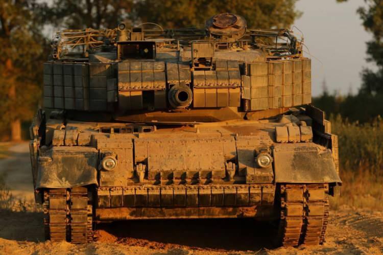 <p>Rus komutanlığı muhtemelen köprübaşını Rusya Federasyonu topraklarına bağlamaya çalışacak: sınır Novomlynsk'ten sadece 12 kilometre uzakta. Bu, köprübaşına ağır ekipman ve topçu getirmek için "kara yoluyla" gerekli.</p>
<p>Bir nehri tam akışıyla geçerek yüzer köprülerle köprübaşına tam teçhizatlı birlikler sağlamak neredeyse imkansız: Ukrayna kuvvetleri muhtemelen yüzer köprüleri düzenli olarak vurabilir, bunun için HIMARS çoklu roket sistemlerini kullanabilir.</p>