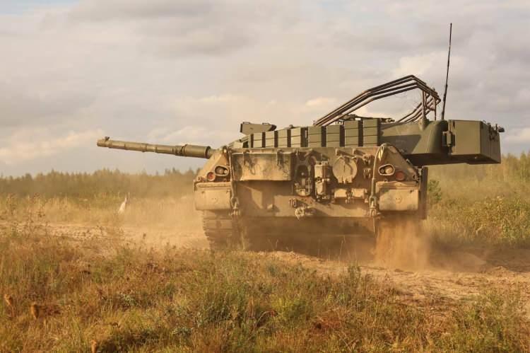 <p><span style="color:#B22222"><strong>KUPYANSK</strong></span></p>
<p>Rus birlikleri, Kupyansk yakınlarında Oskol Nehri'nin batı kıyısındaki köprübaşını genişletti. Bu, Ukrayna Kuvvetleri'nin savunmasının zayıflığı nedeniyle mümkün oldu: bu bölgede, Rus kuvvetleri Ukrayna Silahlı Kuvvetleri'nin bir bölgesel savunma tugayıyla karşı karşıya.</p>
<p>Rus kuvvetleri, batı kıyısındaki Dvurechnaya köyünün büyük kısmını, Novomlynsk köyünün bir kısmını ve çevresindeki yüksek yerleri ele geçirdi. Kupyansk'a daha yakın olan Zapadnoye köyü yakınlarındaki daha küçük bir köprübaşı da genişletildi.</p>
<p> </p>