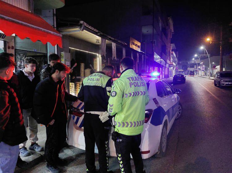 <p>Sakarya'da pasta yemek için pastaneye gelen gençler, araçlarındaki çakarı açık unuttu. Yoldan geçen polis ekipleri ise durumu fark edip 276 bin TL ceza kesti. Sürücünün ehliyetine 30 gün el konuldu, araç da 30 gün trafikten men edildi.</p>
