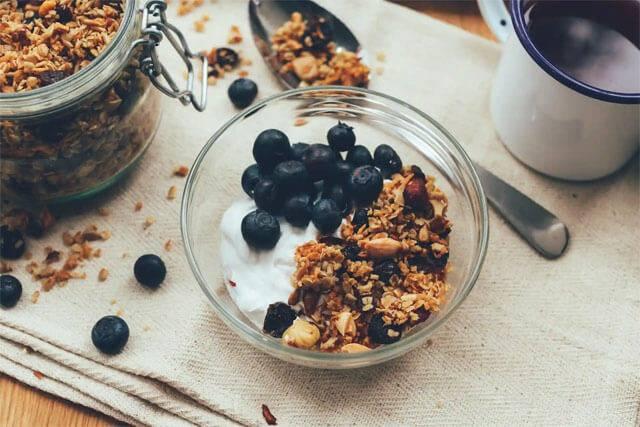 <p><span style="color:#B22222"><strong>4- Granola</strong></span></p>

<p><strong> </strong></p>

<p><strong>Granola</strong>, sağlıklı bir kahvaltılık alternatif olarak öne çıksa da beslenme uzmanının asla satın almayacağı ‘sağlık’ yiyecekler kategorisinde yer alıyor. Bunun nedeni ise bazı granola markalarının, <strong>yüksek miktarda şeker ve tatlandırıcı gıda içeriyor olması</strong> olarak açıklanıyor. Eğer sağlıklı ve pratik bir kahvaltılık arayışındaysanız, <strong>yoğurdunuzun içerisine biraz sade kuruyemiş ve tohum ekleyerek</strong> öğünü geçiştirebilirsiniz.</p>
