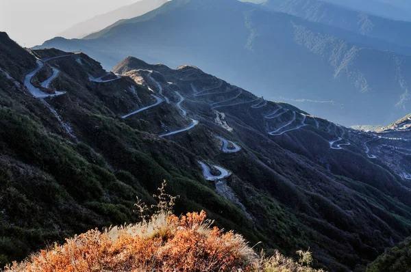 <p>Sichuan-Tibet Yolu, Çin</p>

<p> </p>

<p>İstatistiklere göre bu yola giren her 1000 kişiden 8'i kaza geçirip ölüyor.</p>
